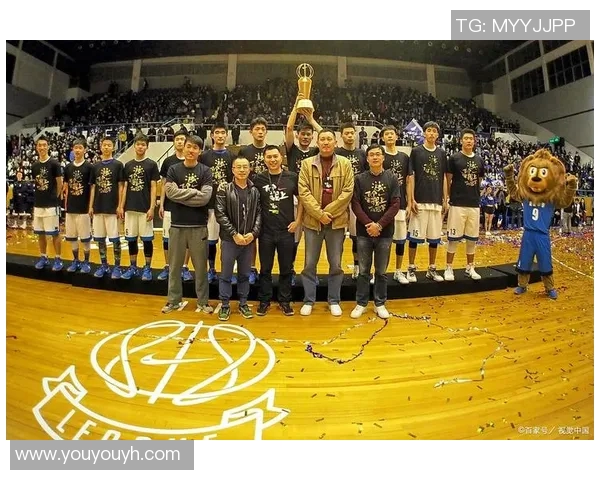 勇士球迷排队购票，季后赛热情高涨